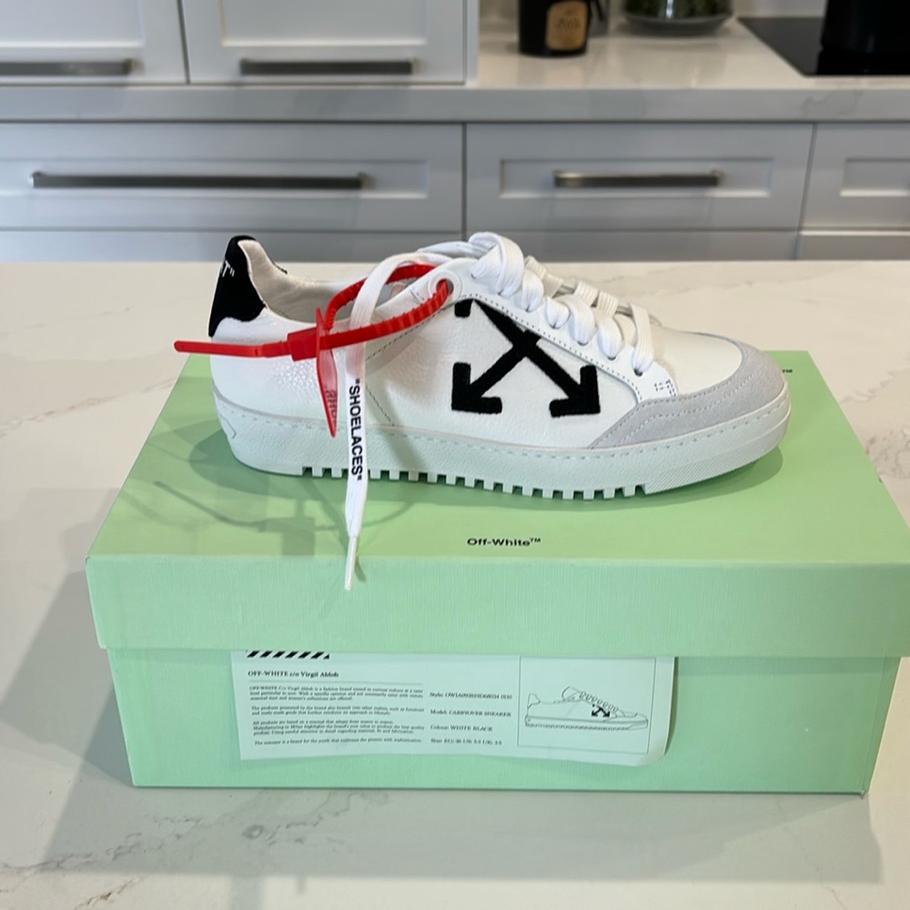 Off-White Carryover Sneaker White Black